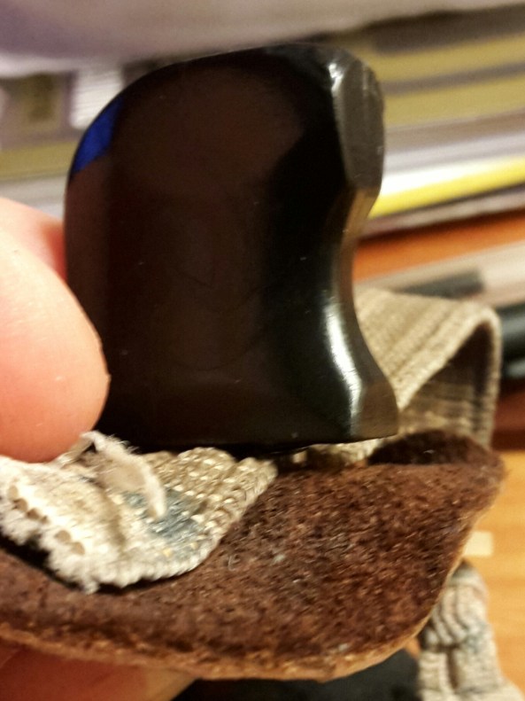 Elastic threaded through between the 2 screws before they are tightened