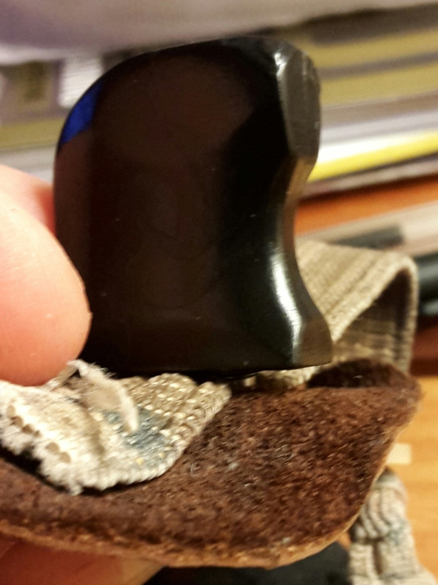 Elastic threaded through between the 2 screws before they are tightened