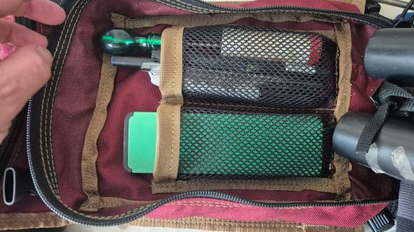 2 smaller inner pouches 